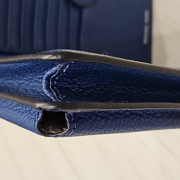 Michael Kors Wallet Crossbody - Picture 3 of 13